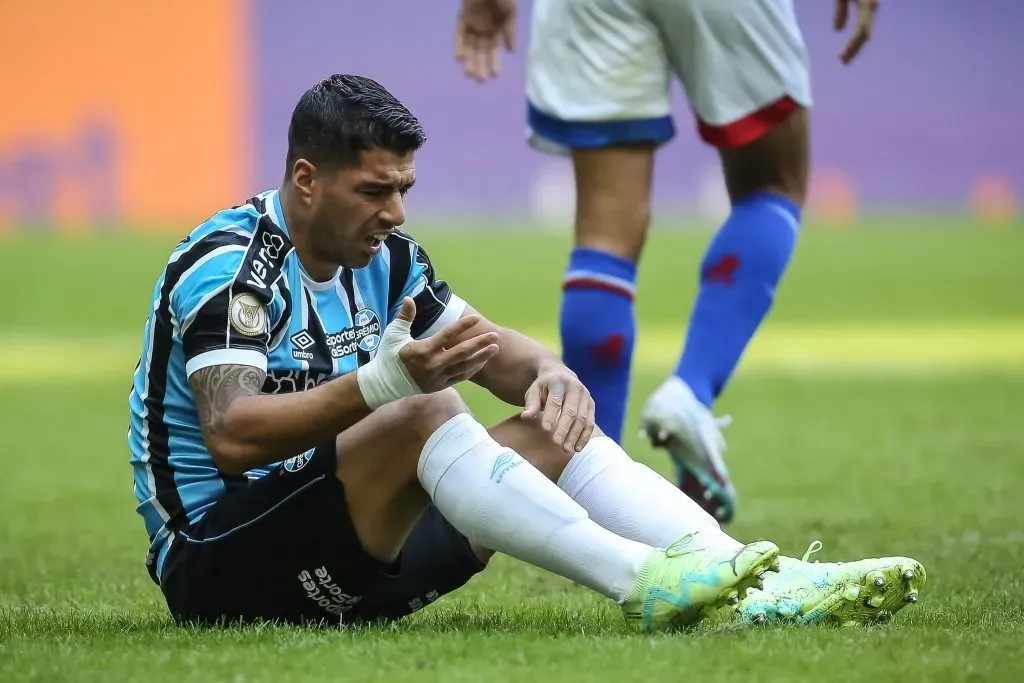 Foto: Pedro H. Tesch/AGIF – Dores no joelho “assombram” Suárez no Grêmio.