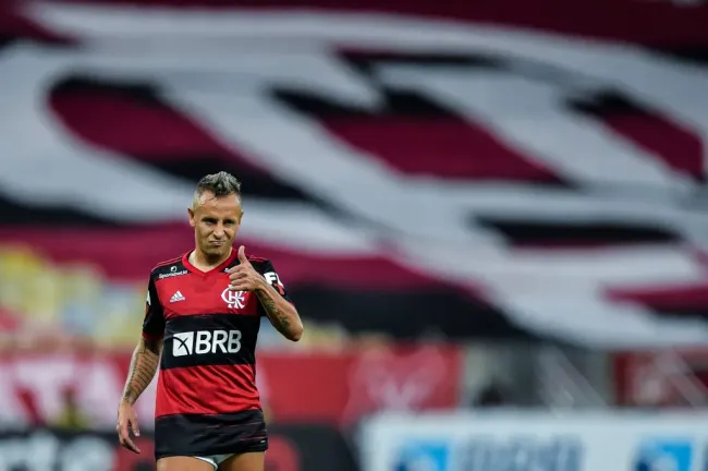 Foto: Thiago Ribeiro/AGIF – Rafinha nas duas equipes