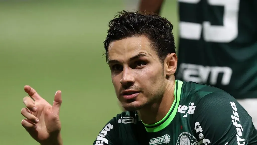 Raphael Veiga aparece com semblante sério enquanto defende o Palmeiras. O meio-campista usa uniforme verde.