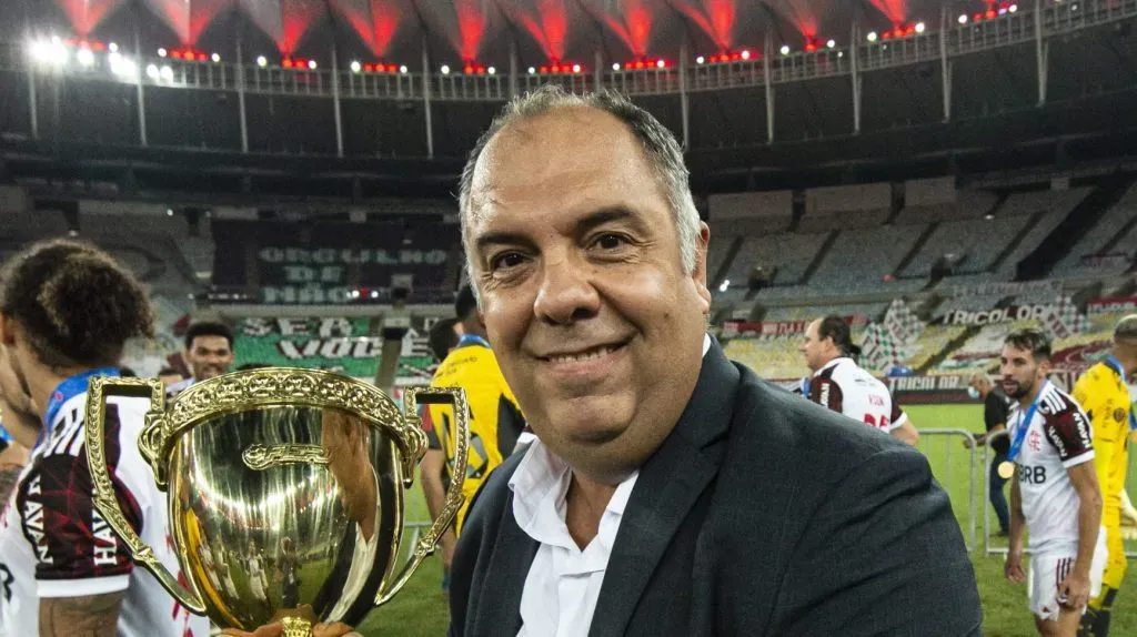 Marcos Braz aparece segurando o troféu do Campeonato Carioca de 2021 conquistado pelo Flamengo
