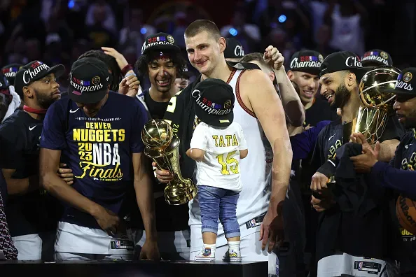 Jokic sendo coroado como MVP do Finals. Créditos: Matthew Stockman/Getty Images