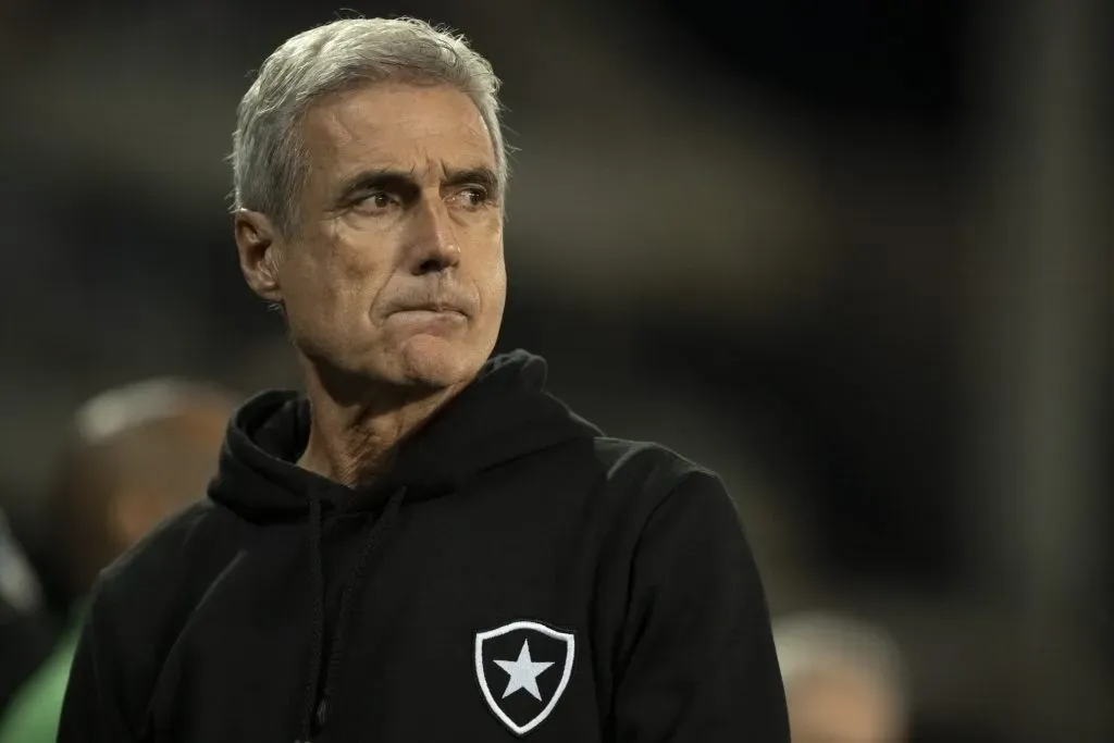 Luis Castro, técnico do Botafogo, desperta interesse de equipe de CR7 na Arábia Saudita