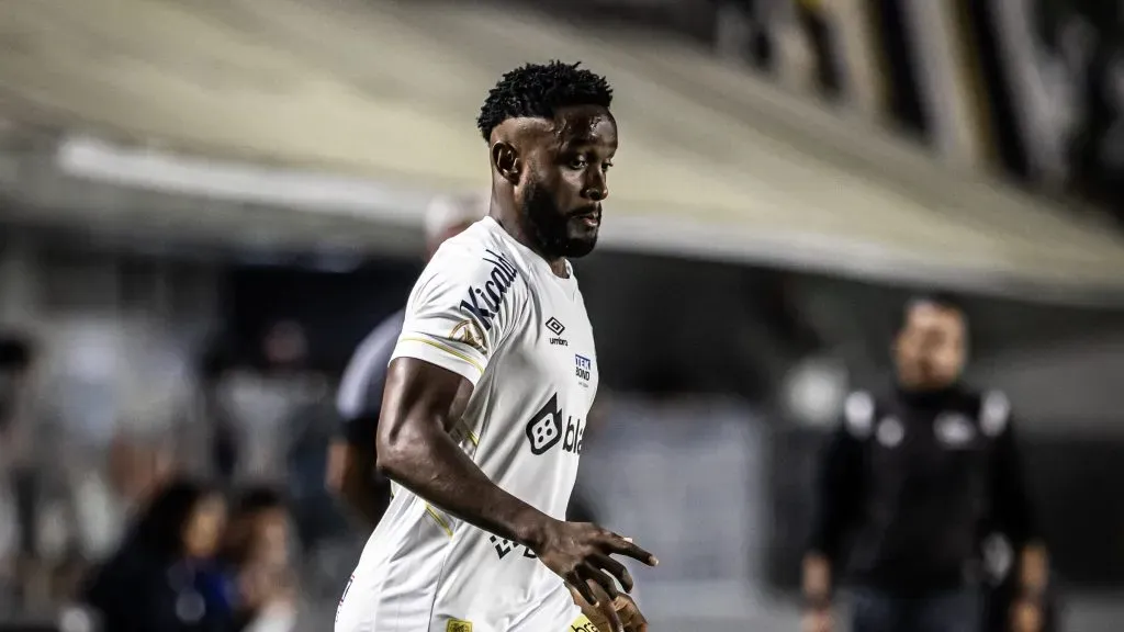 Foto: Raul Baretta/ Santos FC – Mendoza em ação contra o Internacional.