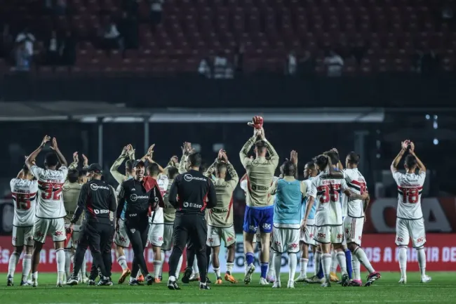 Foto: Marcello Zambrana/AGIF – Elenco do Tricolor agradecendo o torcedor contra o Tolima (COL).