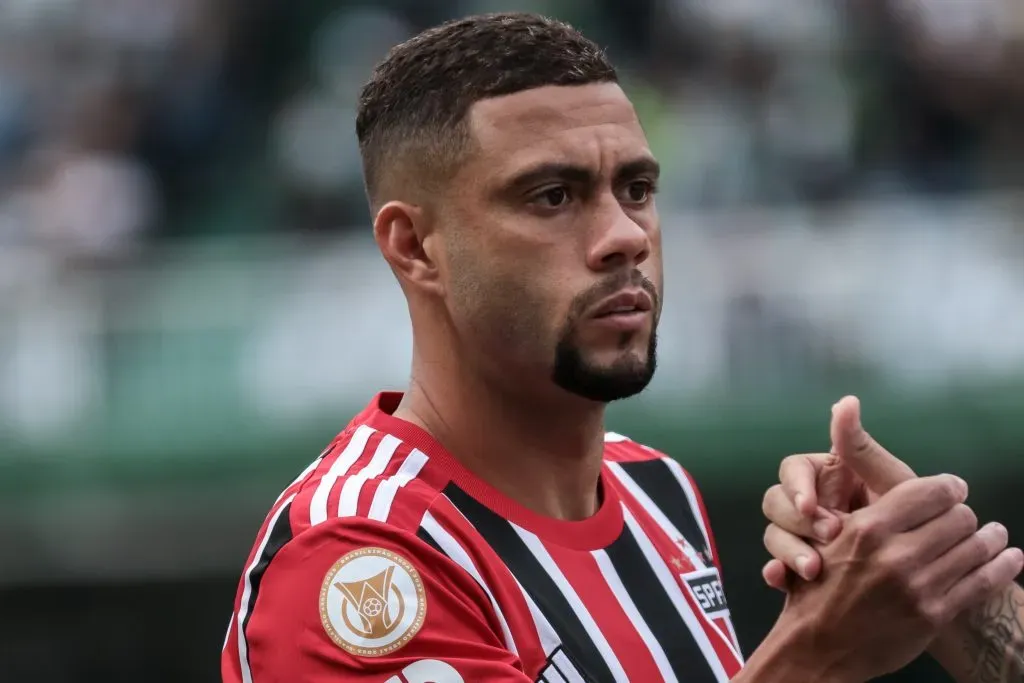 São Paulo ainda deve ao Atlético Goianiense por Wellington Rato Foto: Robson Mafra/AGIF