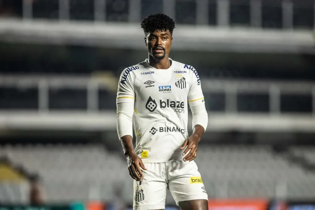 Foto: Abner Dourado/AGIF – A Blaze estampa a camisa do Santos