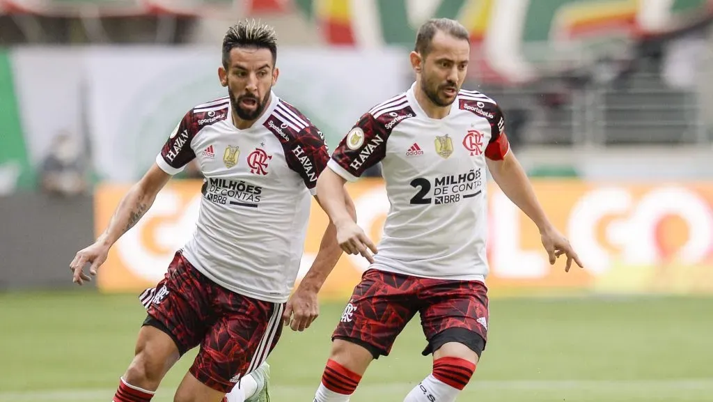 Foto: Marcelo Cortes / Flamengo – Isla (à esquerda) defendeu o Flamengo entre 2020 e 2022 e conquistou inúmeros títulos