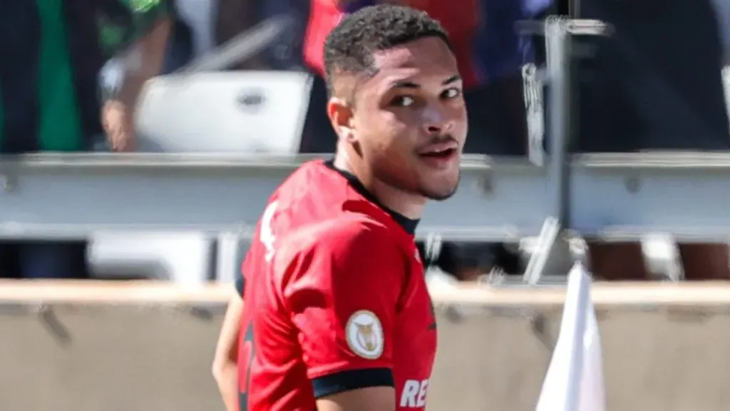 MG – BELO HORIZONTE – 11/06/2023 – BRASILEIRO A 2023, AMERICA-MG X ATHLETICO-PR – Vitor Roque jogador do Athletico-PR comemora seu gol durante partida contra o America-MG no estadio Mineirao pelo campeonato BRASILEIRO A 2023. Foto: Gilson Junio/AGIF