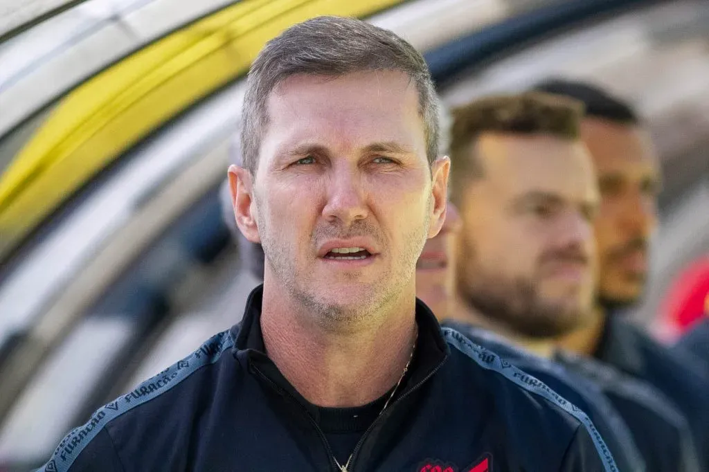 Foto: Fernando Moreno/AGIF – Paulo Turra, atual técnico do Santos, ex-técnico do Athletico-PR, durante partida contra o America-MG no estadio Mineirao pelo campeonato BRASILEIRO A 2023.