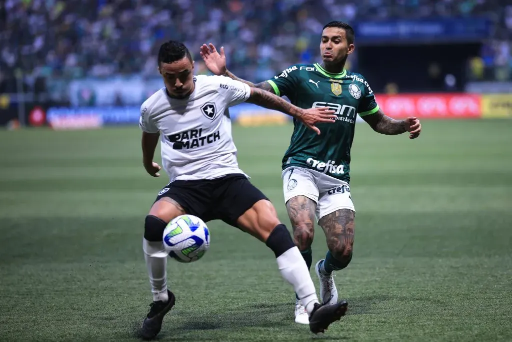 Foto: Ettore Chiereguini/AGIF – Dudu, jogador do Palmeiras, disputa lance com jogador do Botafogo durante partida no estadio Arena Allianz Parque pelo campeonato BRASILEIRO A 2023.