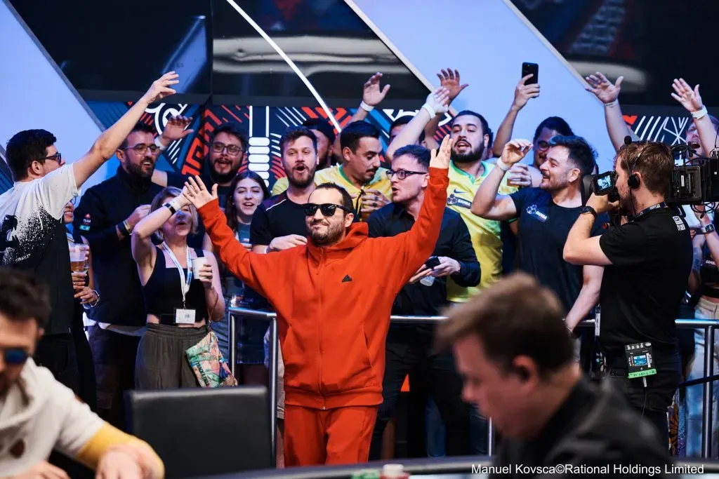 João Sydens e a torcida brasileira (Foto: Manuel Kovsca/PokerStars)