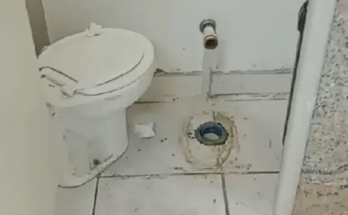 Banheiro do Nilton Santos vandalizado — Foto: Divulgação