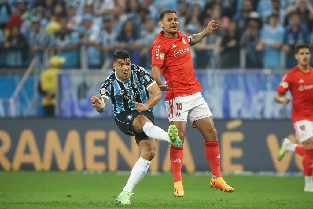 Foto: Pedro H. Tesch/AGIF – Luis Suarez jogador do Gremio disputa lance com Alan Patrick jogador do Internacional durante partida no estadio Arena do Gremio pelo campeonato BRASILEIRO A 2023.