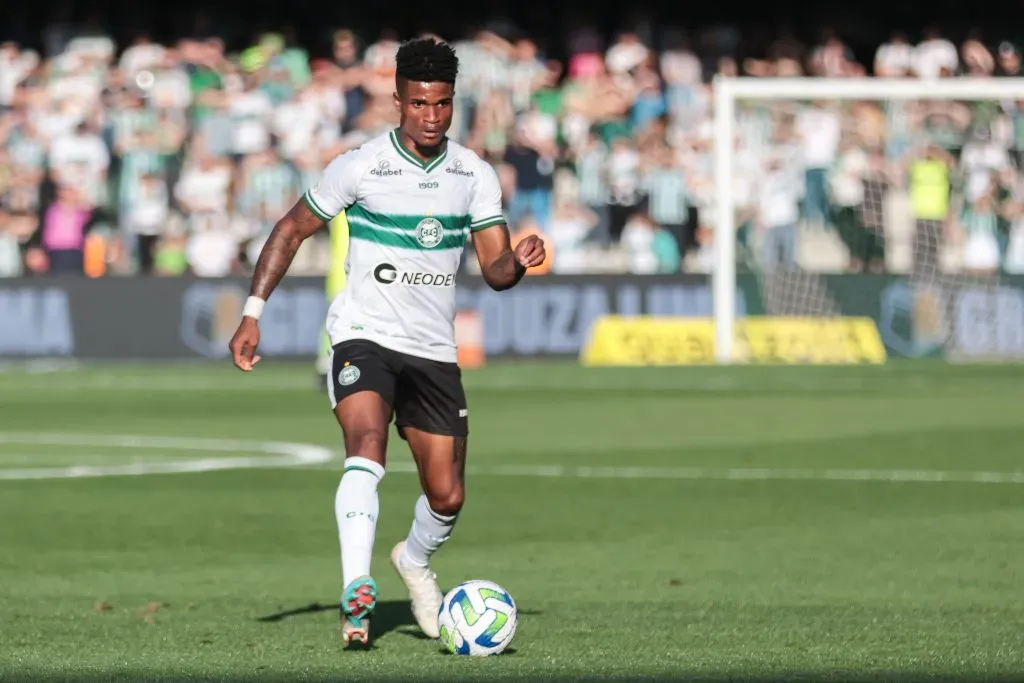 Foto: Robson Mafra/AGIF – Jamerson jogador do Coritiba durante partida contra o Flamengo no estadio Couto Pereira pelo campeonato Brasileiro A 2023.