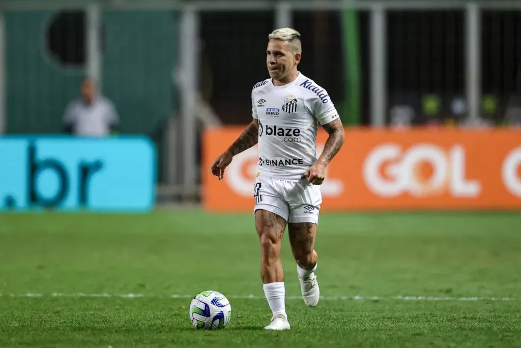 Foto: Gilson Lobo/AGIF – Soteldo jogador do America-MG durante partida contra o Santos no estadio Independencia pelo campeonato Brasileiro A 2023.