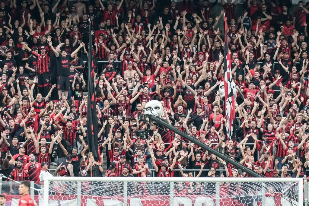 Torcida do Athletico-PR durante partida contra Sao Paulo no estadio Arena da Baixada pelo campeonato Brasileiro A 2023. Foto: Robson Mafra/AGIF