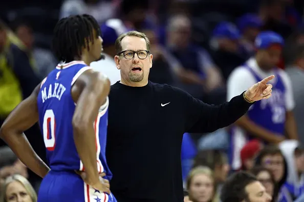 Nick Nurse com Maxey, que virou o armador titular na ausência de Harden. Foto: Getty Images