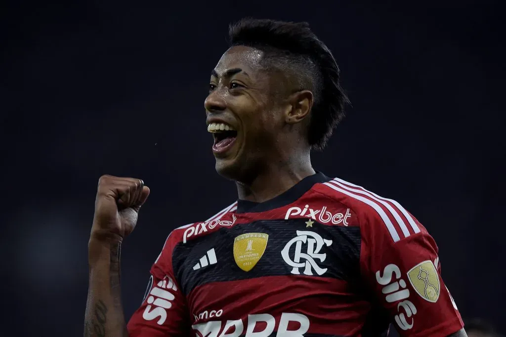 Bruno Henrique comemorando gol com a camisa do Mengão – Foto: Alexandre Loureiro/AGIF