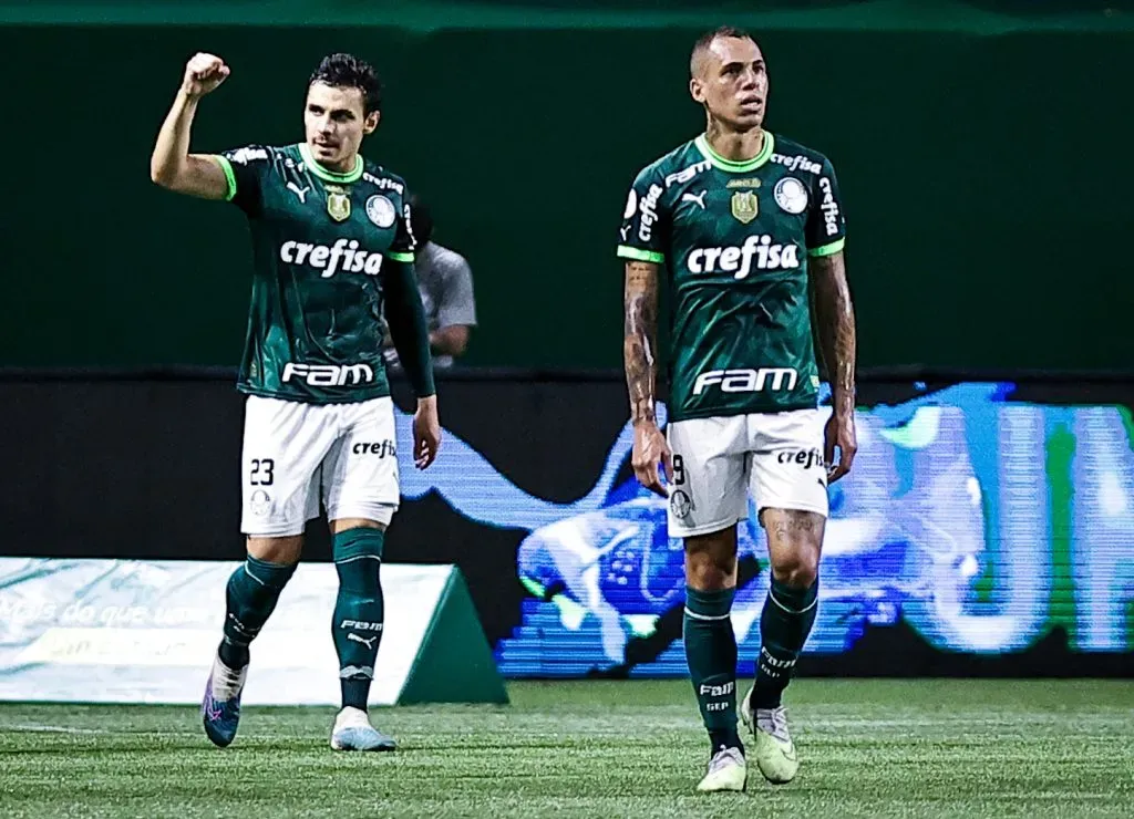 Foto: Fabio Giannelli/AGIF – Raphael Veiga jogador do Palmeiras comemora seu gol durante partida contra o Bahia no estadio Arena Allianz Parque pelo campeonato Brasileiro A 2023.