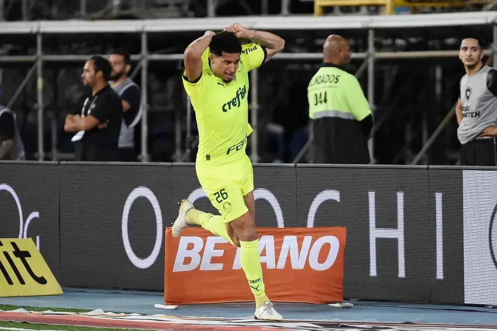 Autor do gol da virada palmeirense, Murilo comemora no Nilton Santos – Foto: André Durão