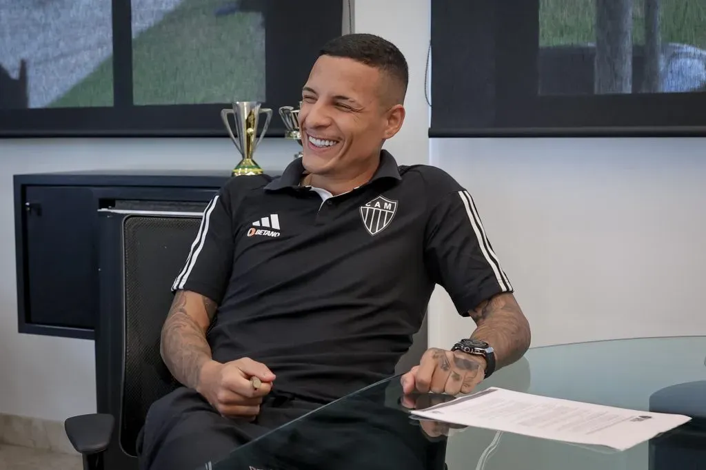 Arana sorri ao renovar contrato com o Atlético – Foto: Pedro Souza/Atlético