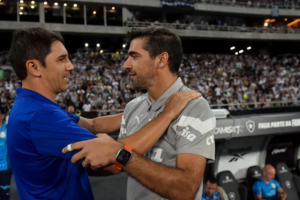 Lucio Flavio tecnico do Botafogo com Abel Ferreira tecnico do Palmeiras durante partida no estadio Engenhao pelo campeonato Brasileiro A 2023. Foto: Thiago Ribeiro/AGIF