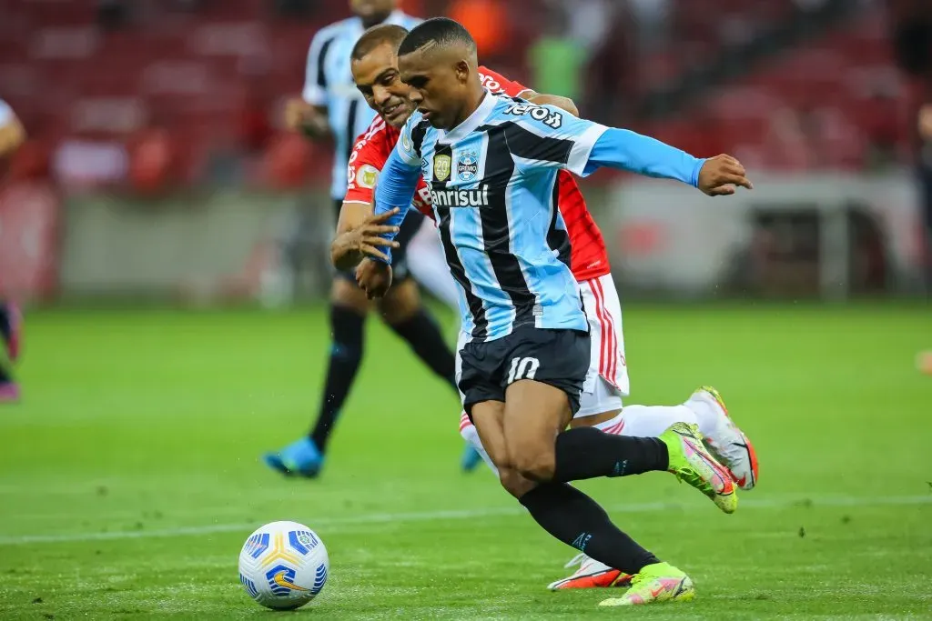 Foto: Pedro H. Tesch/AGIF – Douglas Costa saiu de forma melancólica do Grêmio