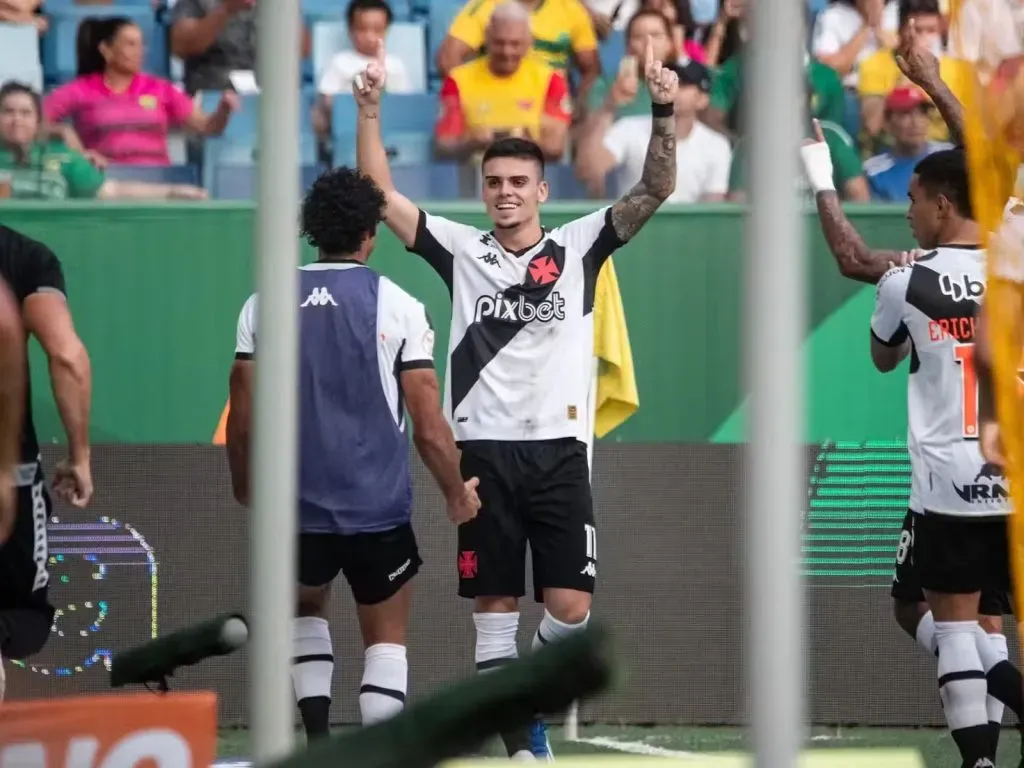 Gabriel Pec comemora gol contra o Coritiba – Foto: Divulgação/Vasco