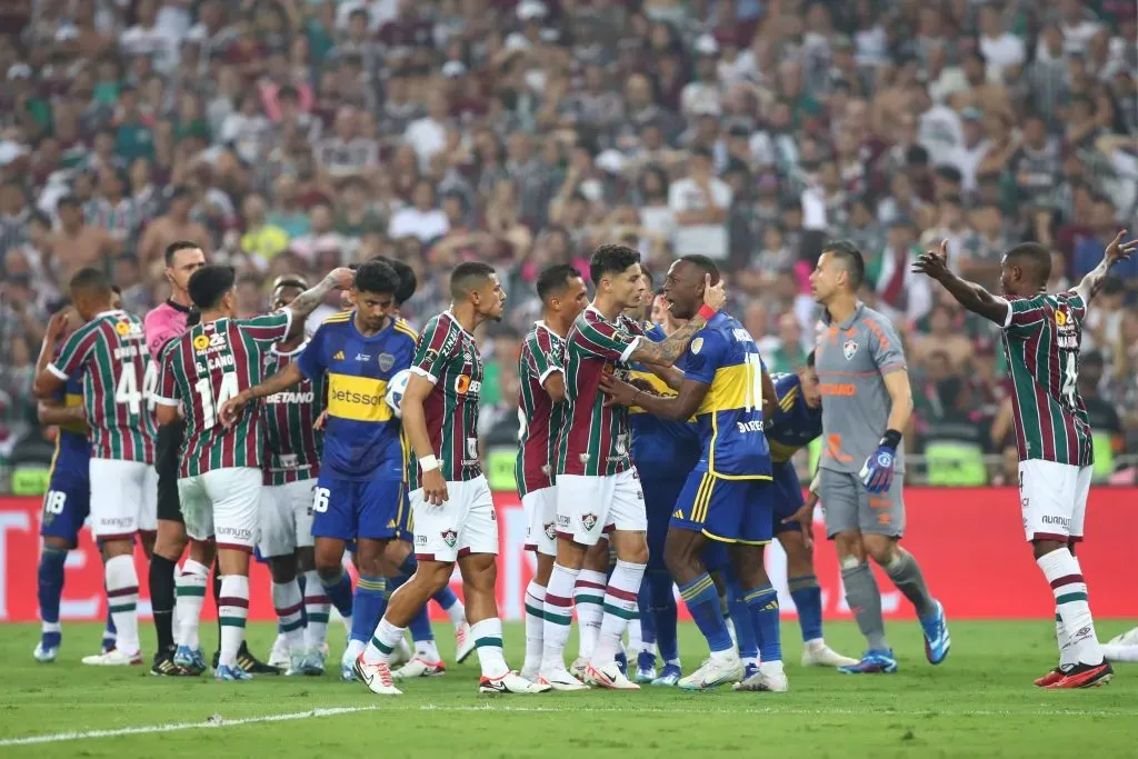 Jogadores do Boca e Fluminense discutem no Maracanã. (Photo by Raul Sifuentes/Getty Images)