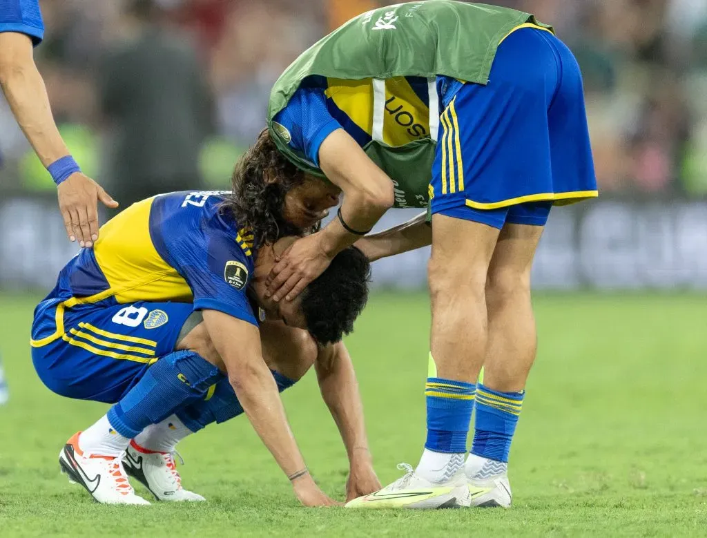 Edinson Cavani consola os jogadores do Boca Juniors após a partida. Foto: Liamara Polli/AGIF