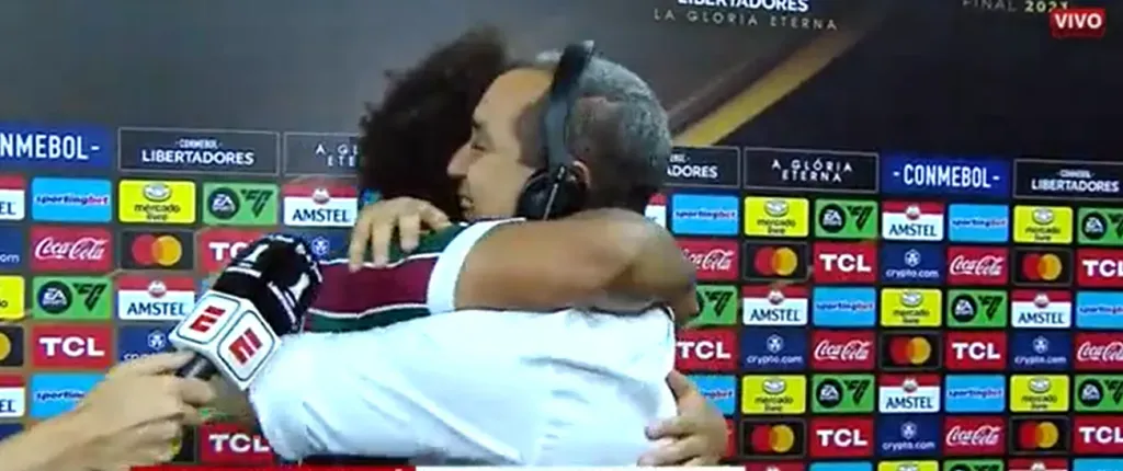 Zinho abraçando Marcelo e se confessando Fluminense após título da Liberatdores. Foto: Reprodução internet/Tweet Mauro Cezar Pereira