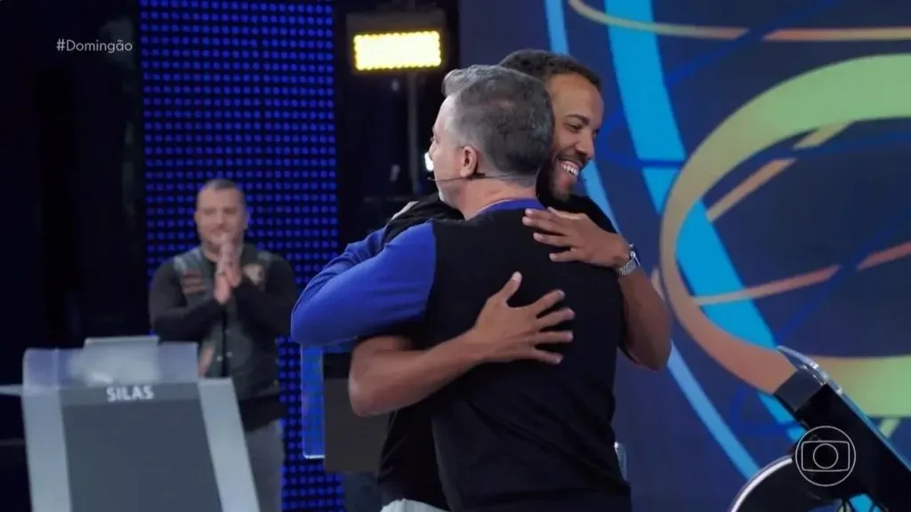 Luciano Huck e Arthur se abraçam – Reprodução/TV Globo