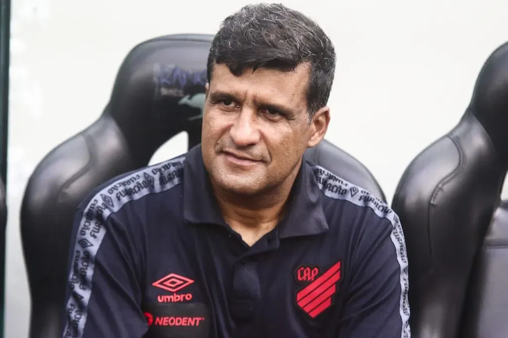 Wesley Carvalho vem sendo criticado no comando técnico do Athletico – Foto: Gabriel Machado/AGIF