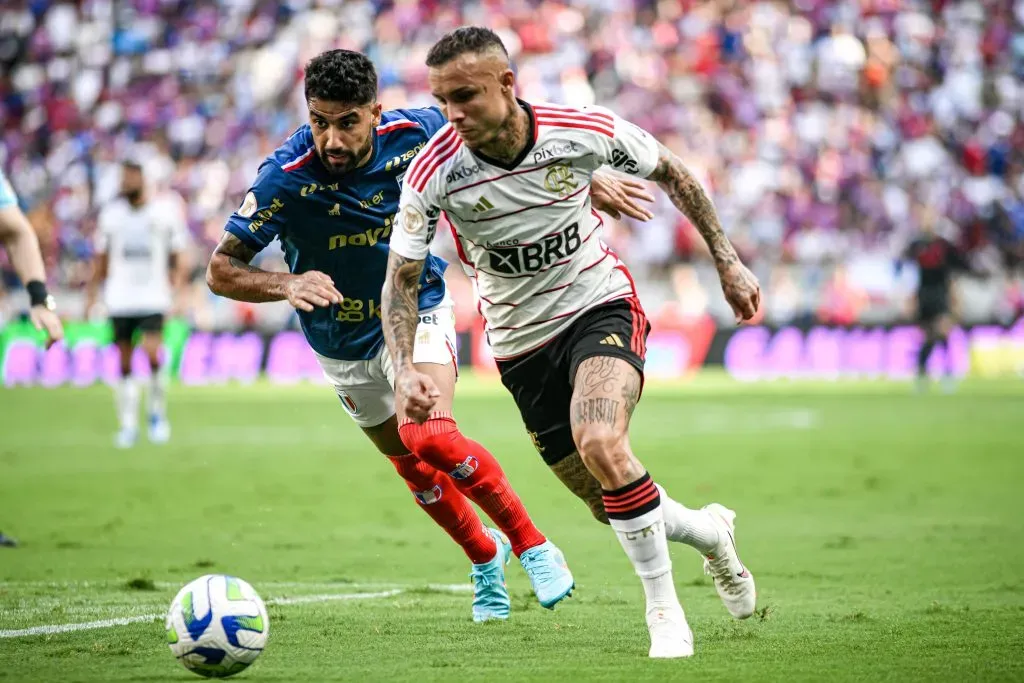 Britez jogador do Fortaleza disputa lance com Everton Cebolinha jogador do Flamengo durante partida no estadio Arena Castelao pelo campeonato Brasileiro A 2023. Foto: Kely Pereira/AGIF