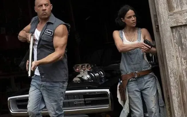Dominic e Letty armados no nono filme – Foto: Reprodução/Universal Pictures Brasil