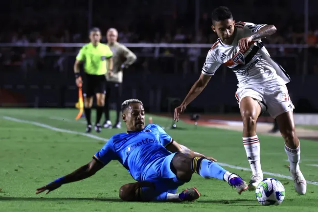 Rodrigo Nestor, jogador do São Paulo, disputa lance com jogador do Cruzeiro durante partida no estádio Morumbi, pelo Brasileirão 2023 – Foto: Marcello Zambrana/AGIF