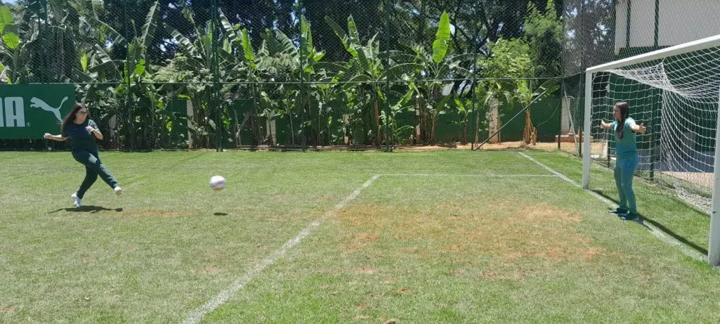 Lali Chuta pênalti na Camilinha (Foto: Mayza Basso/Bolavip Brasil)