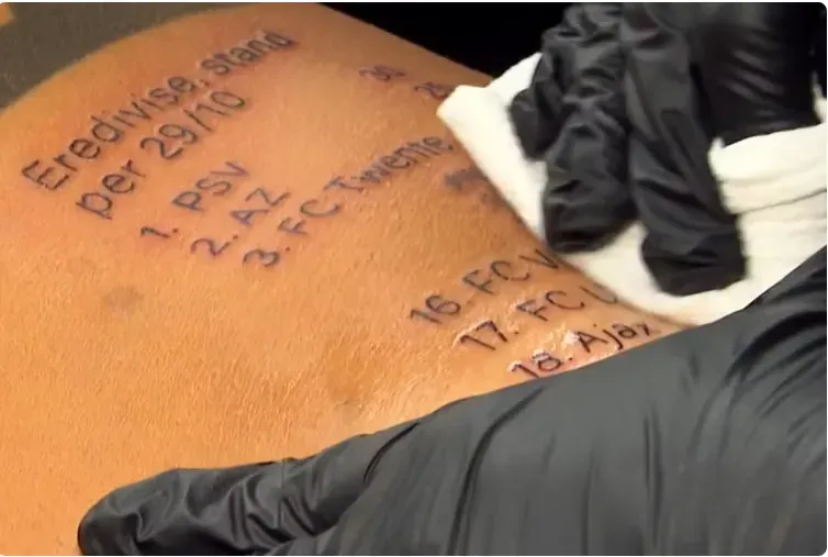 Tatuagem do torcedor do PSV. Foto: Reprodução/YouTube@Omroep Brabant