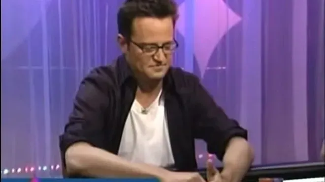 Matthew Perry jogando poker em torneo de celebridades (Foto: Reprodução/youtube)
