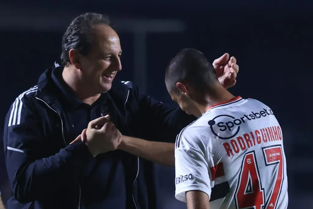 Rodriguinho jogador do São Paulo comemora seu gol com Rogerio Ceni. Foto: Marcello Zambrana/AGIF