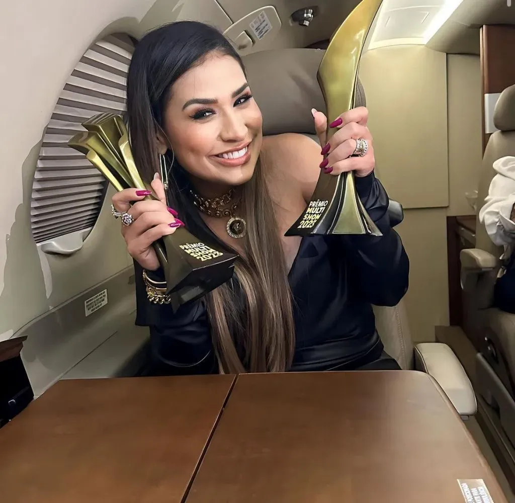 Simone Mendes segurando seus prêmios - Reprodução/Instagram Simone Mendes