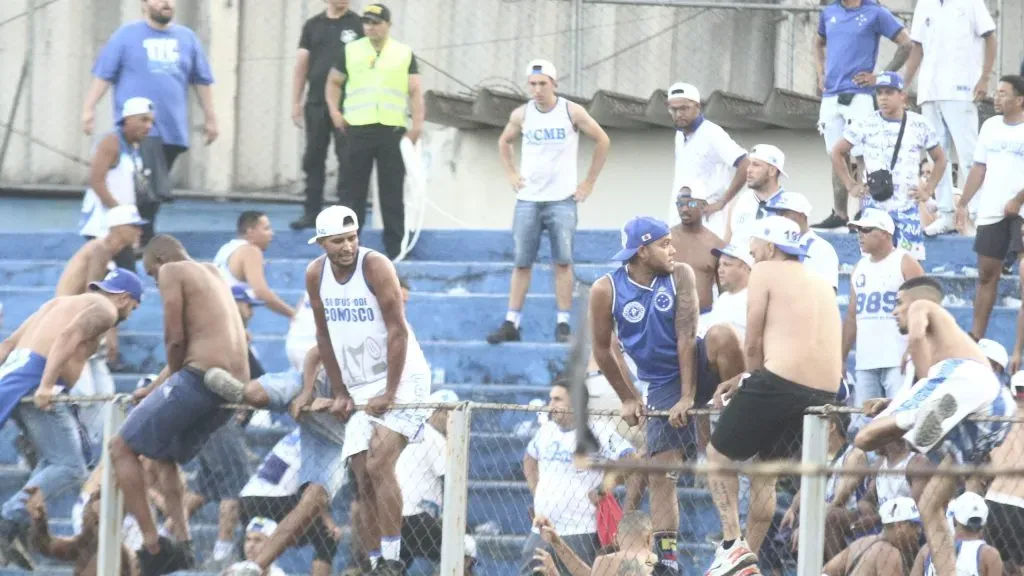 Partida entre Coritiba e Cruzeiro teve confusão generalizada. Foto: Gabriel Machado/AGIF