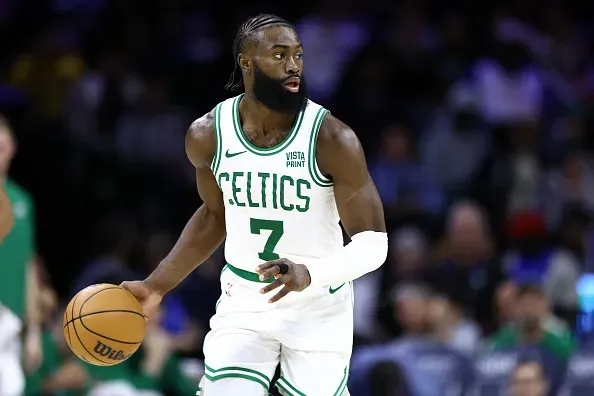 Jaylen Brown é um dos destaques da temporada, com média de 23 pontos. Foto: Getty Images