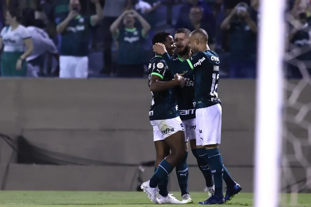 Ze Rafael jogador do Palmeiras comemora seu gol com jogadores do seu time durante partida contra o Internacional no estadio Arena Barueri pelo campeonato Brasileiro A 2023. Foto: Marcello Zambrana/AGIF