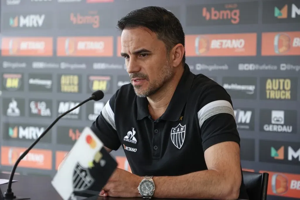 O executivo de futebol do Atlético-MG, Rodrigo Caetano, trabalha para ‘baratear’ o custo de Scarpa e o Verdão observa para surfar na oportunidade – Foto: Pedro Souza / Atlético