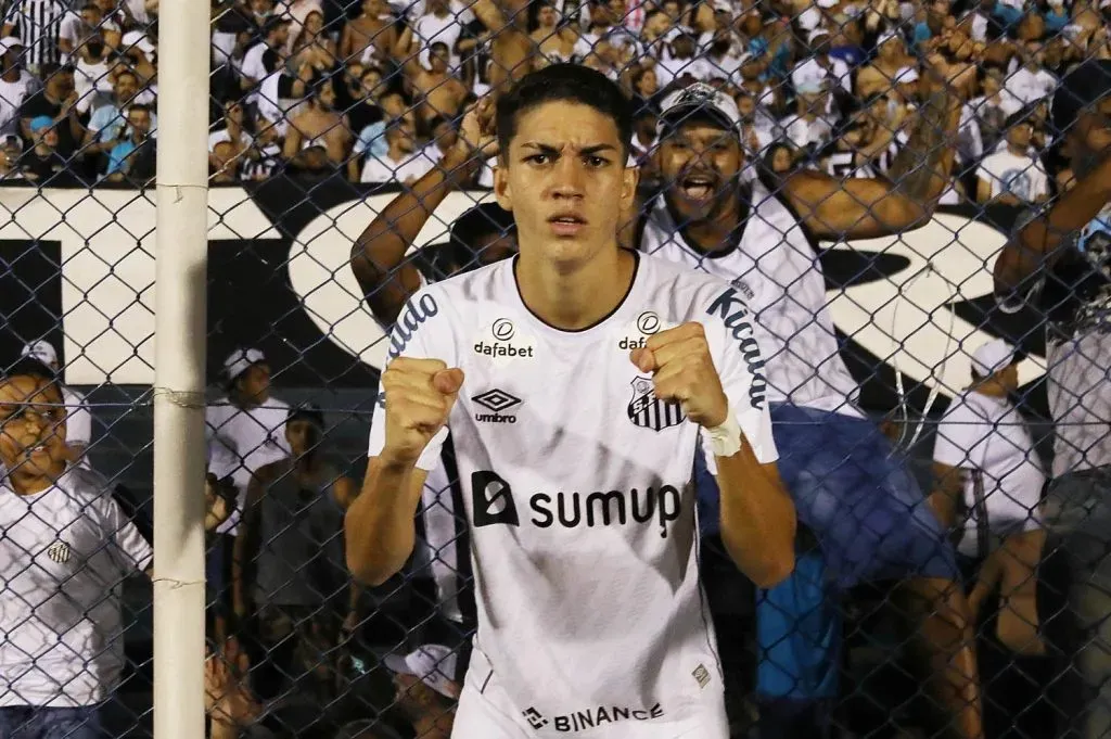Jair Cunha tem 1,95m de altura e já estreou no profissional do Peixe – Foto: Pedro Ernesto Guerra Azevedo/Santos FC