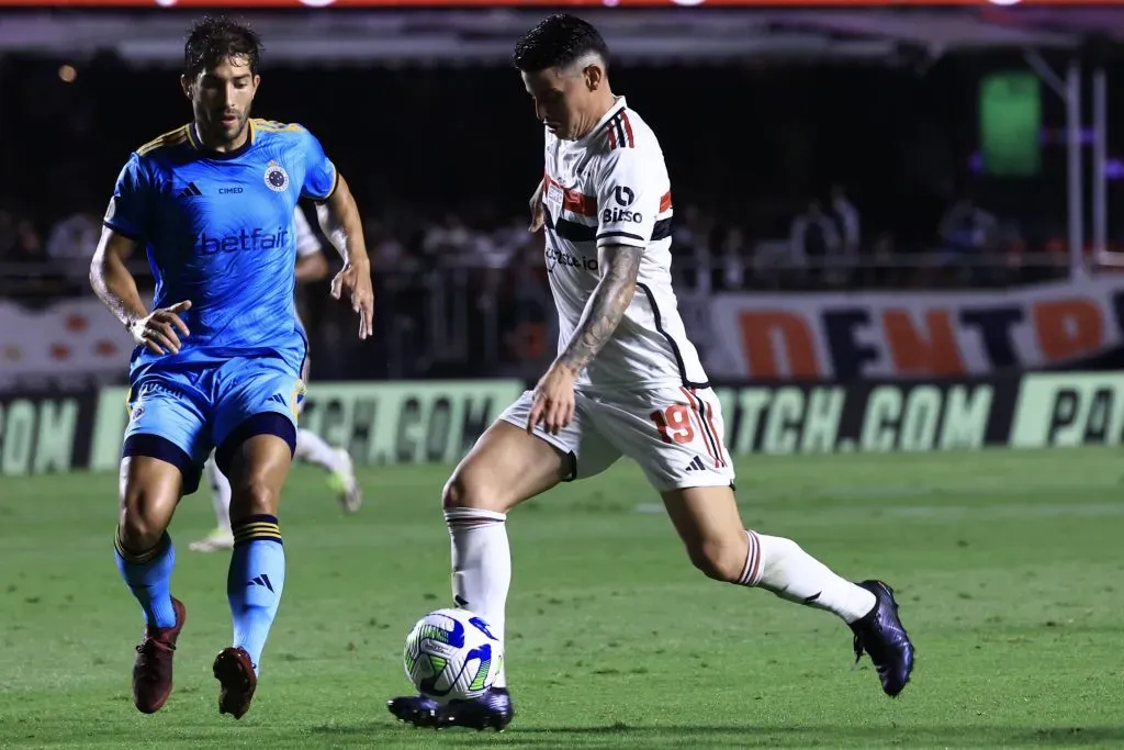 James Rodríguez em ação com a camisa do São Paulo em duelo contra o Cruzeiro – Foto: Marcello Zambrana/AGIF