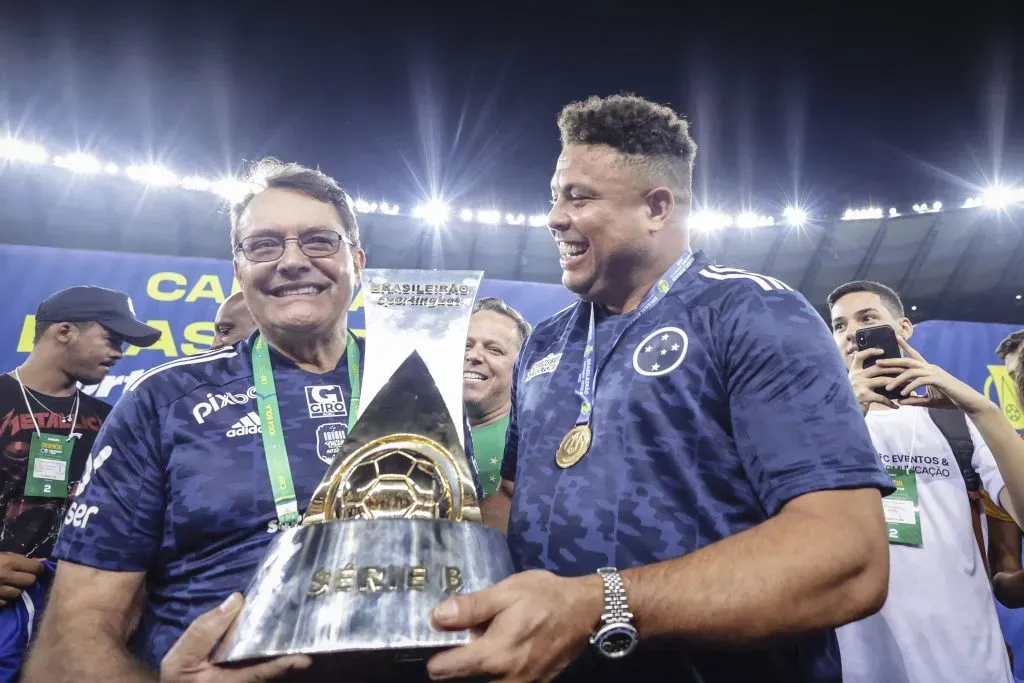 Pedro Lourenço e Ronaldo comemorando título da Série B – Foto: Cris Mattos – STAFF IMAGES / Flickr Cruzeiro