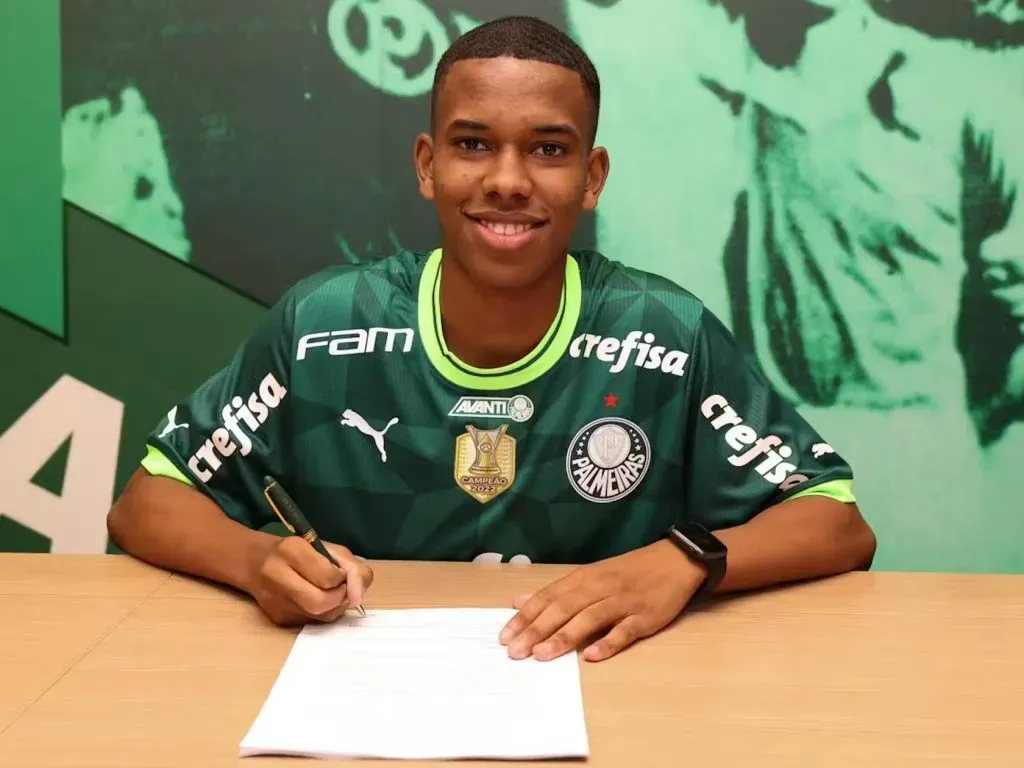 Estevão assinando contrato com o Palmeiras. Foto: Reprodução internet/ Palmeiras