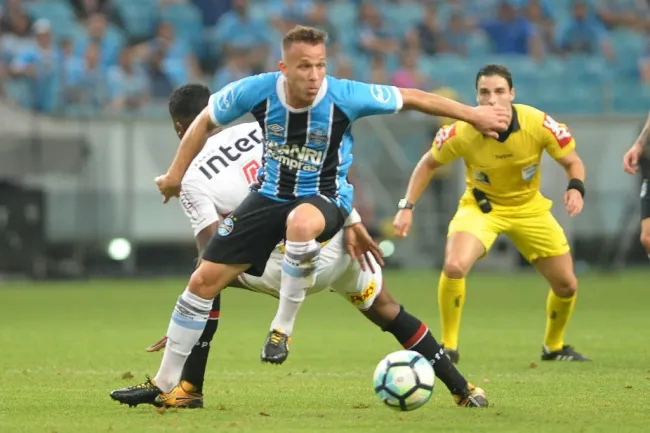 Foto: Ricardo Rímoli/AGIF – Arthur saiu bem do Grêmio